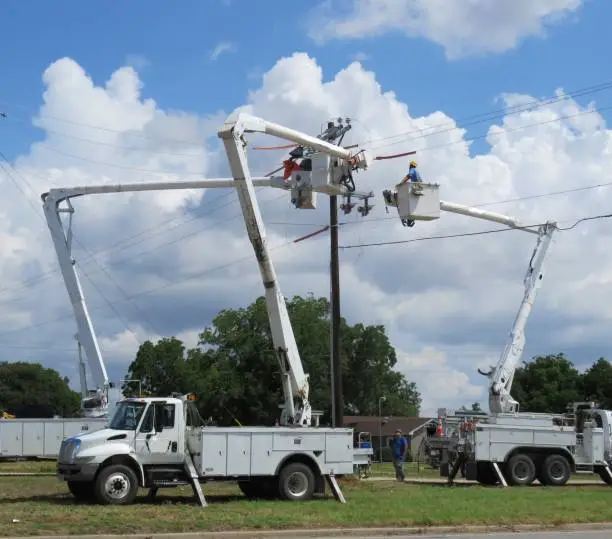 Hawaiian Electric Working on the Highway
