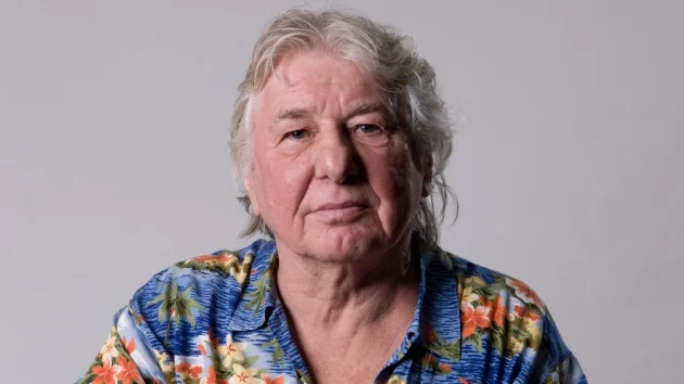 Def Leppard pays musical tribute to Mott the Hoople/Bad Company guitarist Mick Ralphs