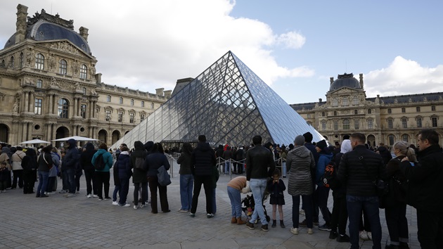 Deadline nears for charging 2 suspects as lawmaker rips Louvre security
