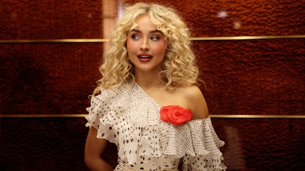 Sabrina Carpenter channels Carrie Bradshaw in new ‘SNL’ promo