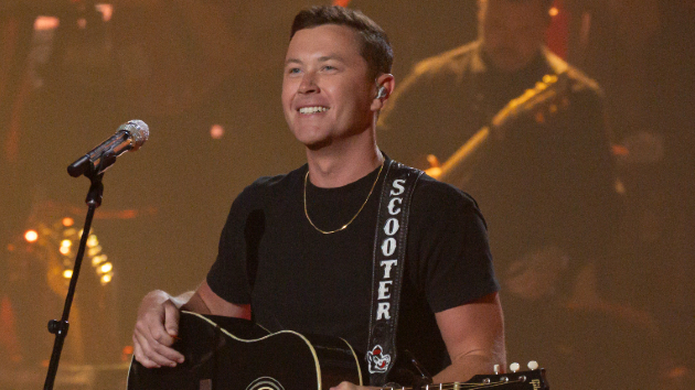 From ‘3-rex’ to ‘Jurassic Park,’ it’s a dinosaur world for Scotty McCreery