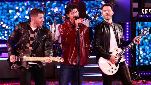 Watch Jonas Brothers sing with Colbie Caillat; Russell Dickerson remix coming