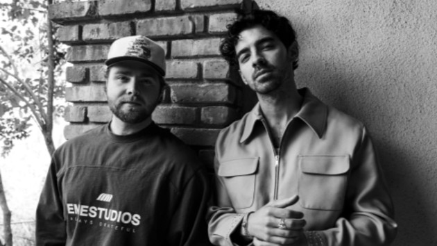 ‘Fifth Jonas Brother’ Alex Warren joins Jonas Brothers onstage in Knoxville