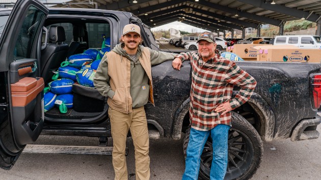 Tucker Wetmore, others save Tracy Lawrence’s annual Thanksgiving event