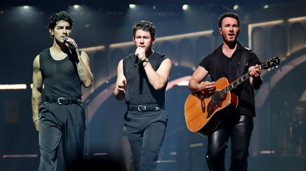 Jonas Brothers bring out multiple guests for last show before Christmas