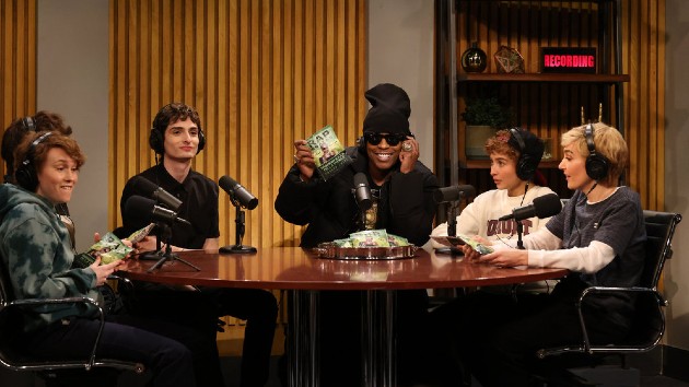 Sabrina Carpenter makes surprise cameo on ‘SNL’