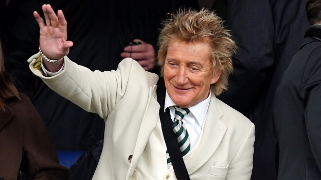 See Rod Stewart lead a pub sing-along in Scotland