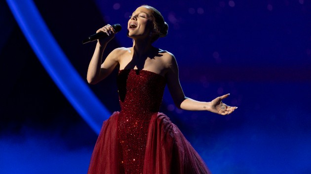 Ariana Grande jokingly praises photo edit that gave her six fingers: ‘thankful for this’