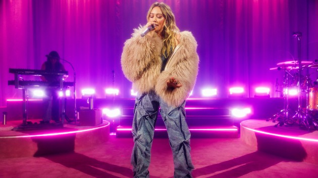 Hilary Duff plays first live show in 10 years