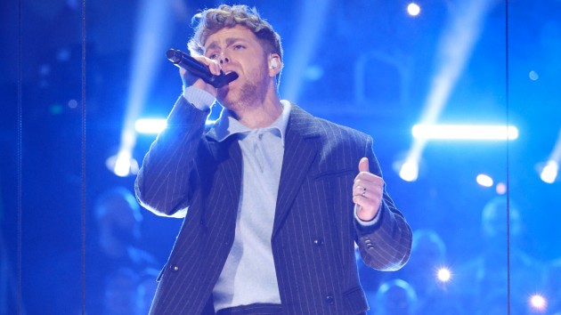 Alex Warren addresses Grammy performance technical issues