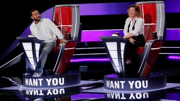 Watch Kelly Clarkson & John Legend sing at a New York City karaoke bar