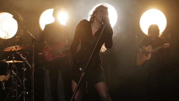 Miley Cyrus is the favorite for next year’s halftime show, sports book says