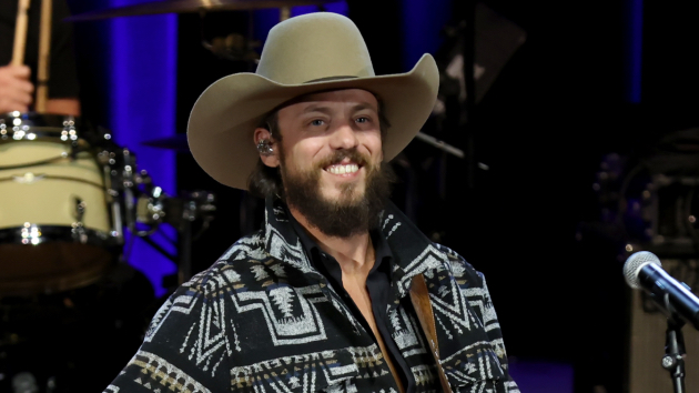 Chris Janson & ERNEST say ‘cheers’ to a ‘memory’ of Merle Haggard