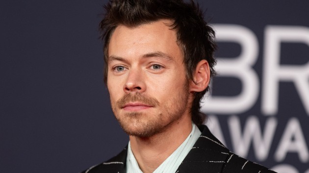 Harry Styles shows up to ‘SNL’ a week early, gifts tickets to students at alma mater