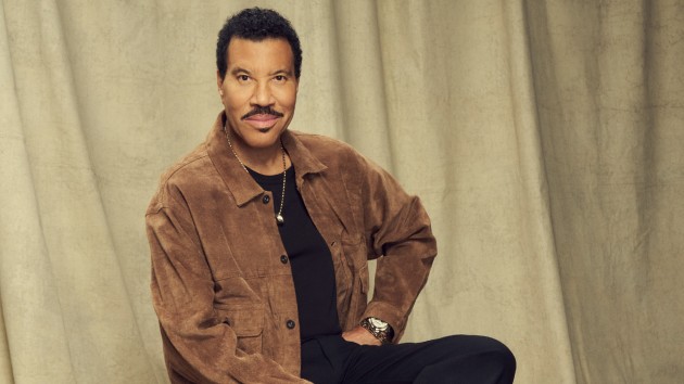 Lionel Richie advises celebs that they can’t be ‘famous and rich without the people’