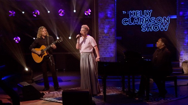 Fans clamor for joint album after Pink covers Kelly Clarkson