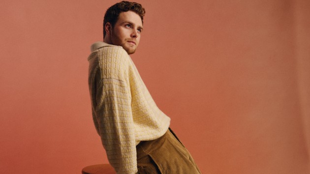 Alex Warren taps Robert Irwin to help announce Australian tour dates