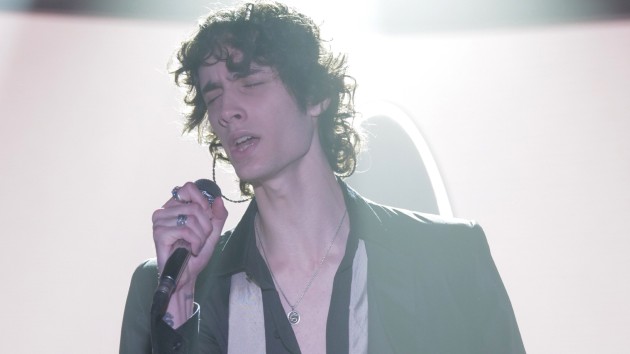 Watch Joe Jonas join sombr onstage for ‘Cake by the Ocean’