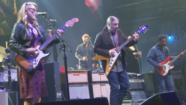 Tedeschi Trucks Band dedicate performance of ‘Feelin Alright?’ to the late Dave Mason