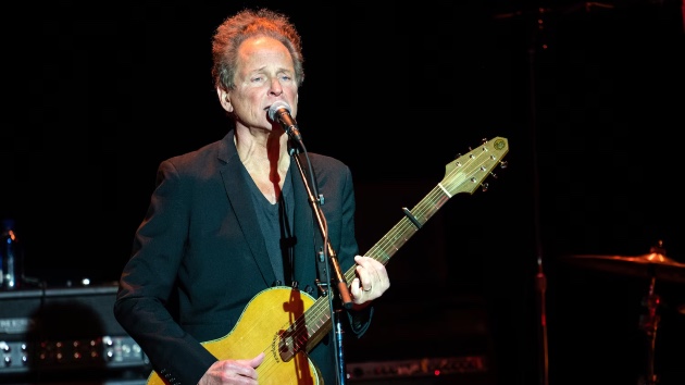 Alleged stalker accused of throwing substance on Lindsey Buckingham of Fleetwood Mac: Sources