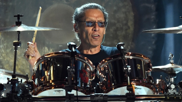Alex Van Halen says Van Halen reached out to Michael Anthony about 2006 David Lee Roth reunion