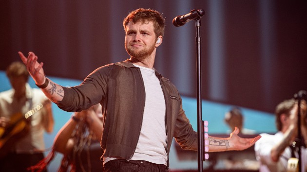 Alex Warren’s ready to hit the road in North America, with some help from Ed Sheeran