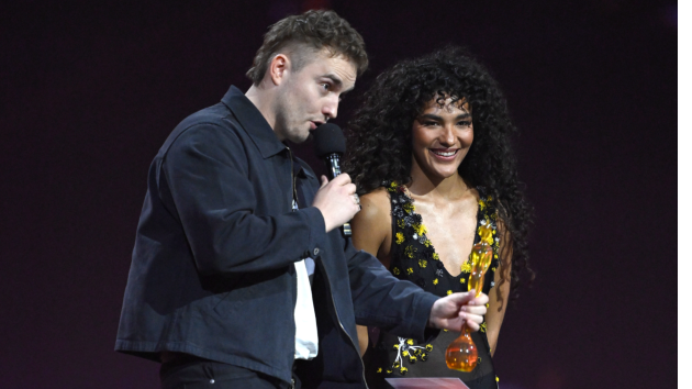 Olivia Dean ties Alex Warren for UK chart record thanks to Sam Fender duet