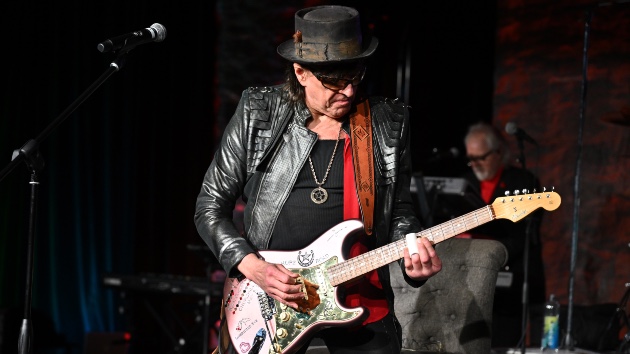 Richie Sambora performs Bon Jovi’s ‘Livin’ on a Prayer’ at daughter’s wedding