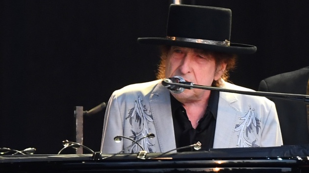 Bob Dylan’s tour going through a guitarist shake-up