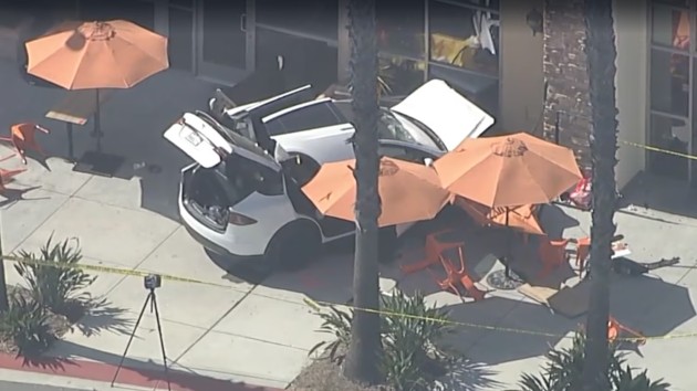 Car crashes into cafe in Simi Valley, killing 1 and injuring 5
