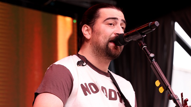 Noah Kahan’t believe people are still going to the bathroom in their seats at his shows